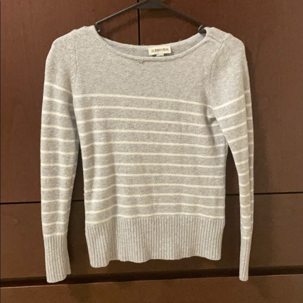 Long sleeve sweater.